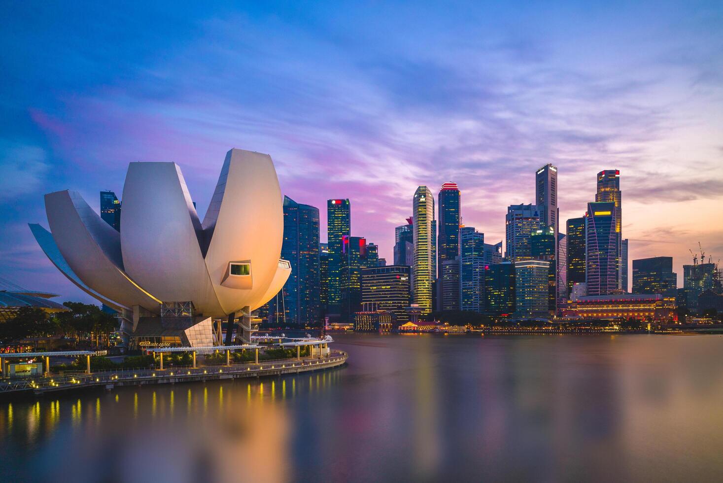 horizonte de Singapura perto da baía da marina foto