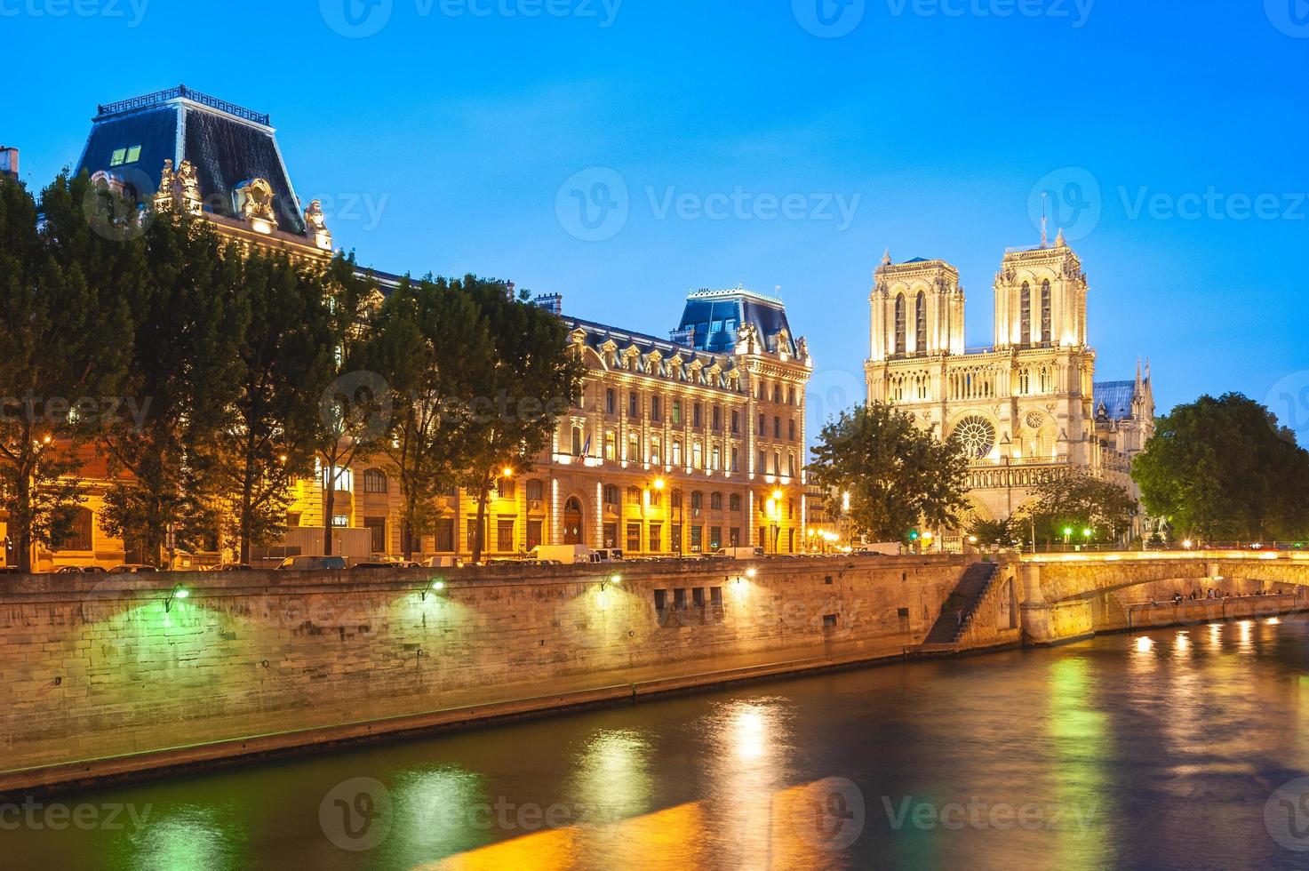 catedral de notre dame de paris e rio seine em paris, frança foto
