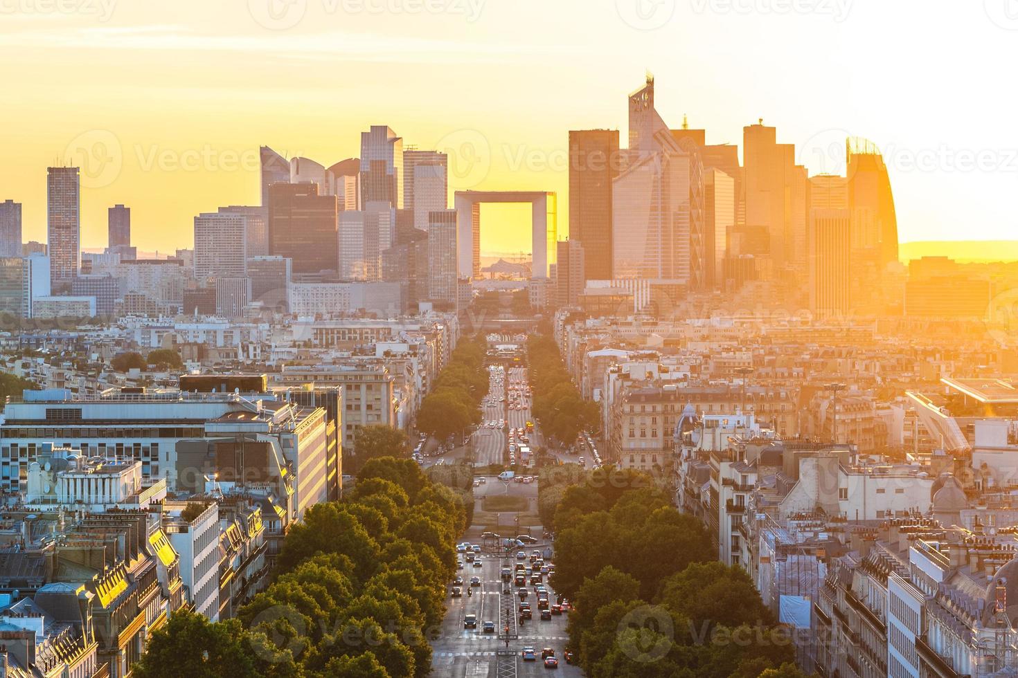 vista da cidade de paris ao pôr do sol na frança foto