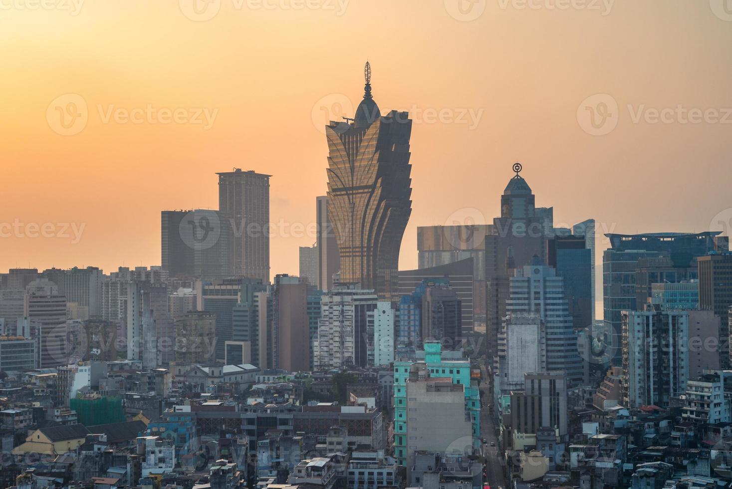 paisagem urbana de macau na china ao pôr do sol foto