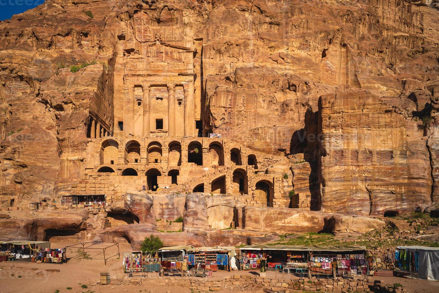 túmulos reais no maciço rochoso de jabal al khubtha em petra, na jordânia foto