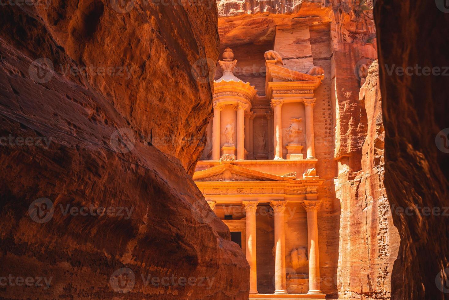 al khazneh também conhecido como o tesouro em petra, na jordânia foto