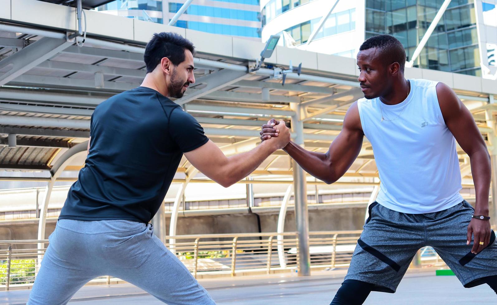 dois homens bonitos em roupas esportivas estão exercitando conceitos de exercícios ao ar livre para uma boa saúde foto