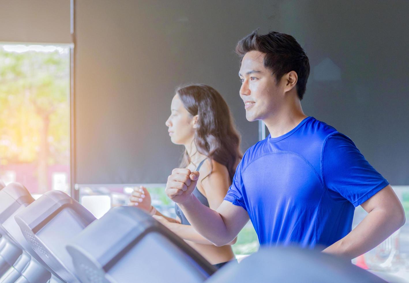 jovem casal se exercitando na academia conceito de exercícios saudáveis foto