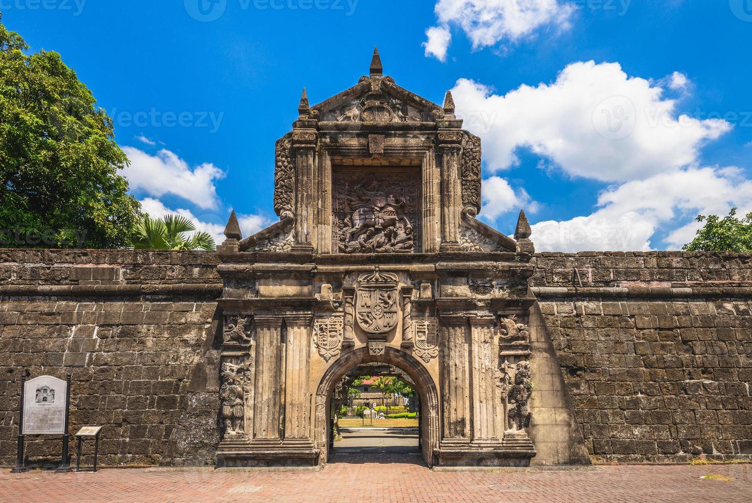 portão principal do forte santiago em manila, filipinas foto