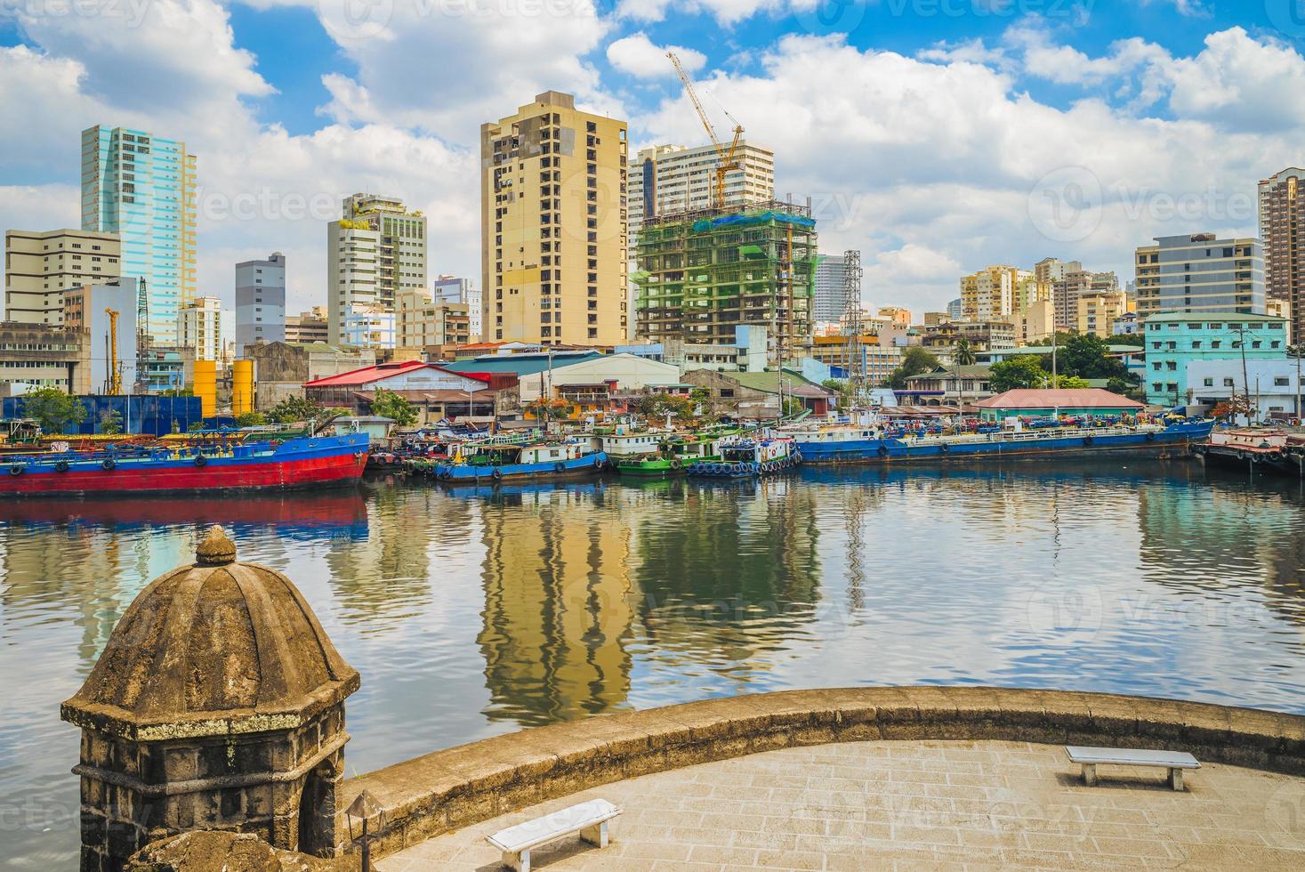 vista de manila pelo rio pasig do forte de santiago nas filipinas foto