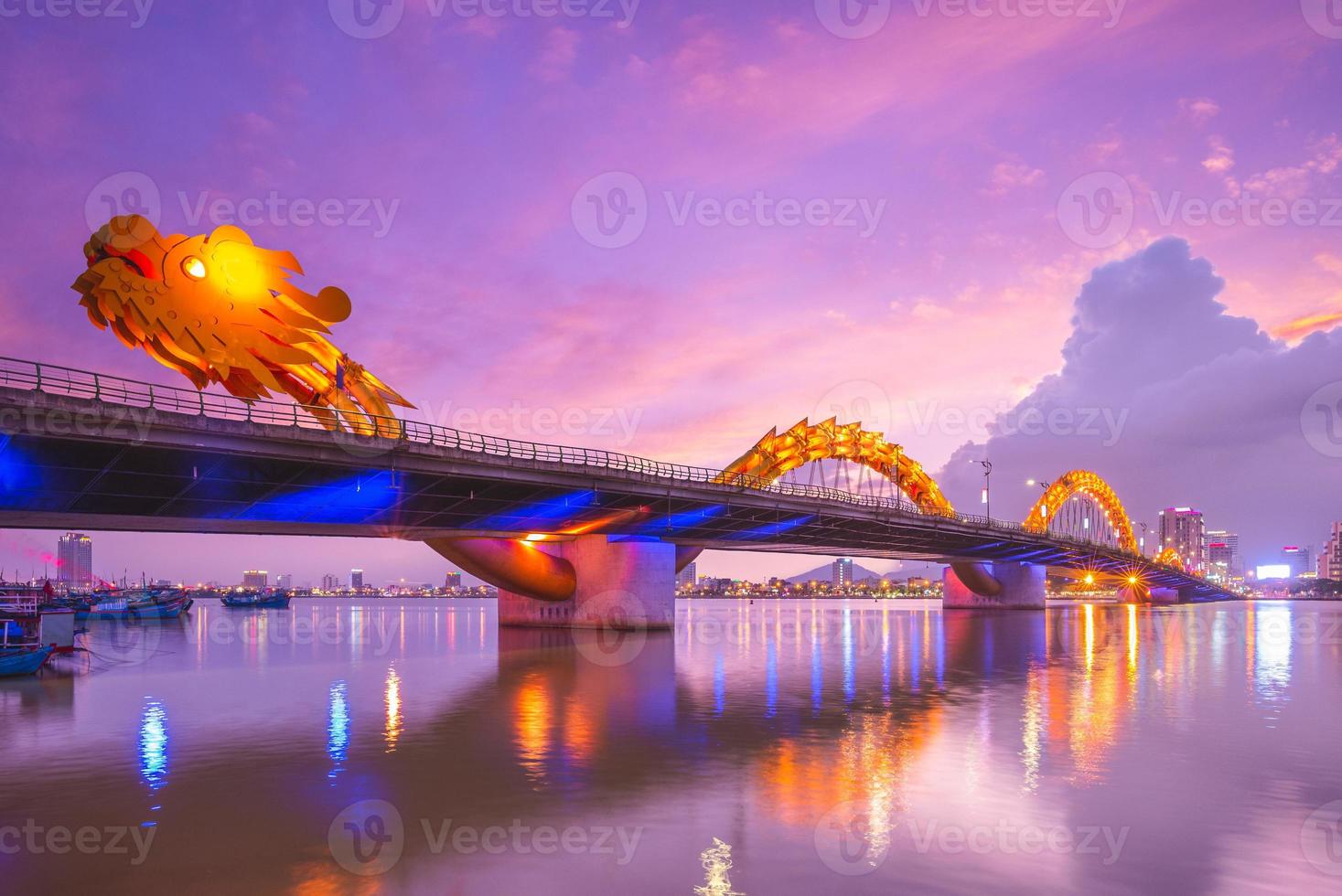 ponte do dragão sobre o rio han em da nang, vietnã foto