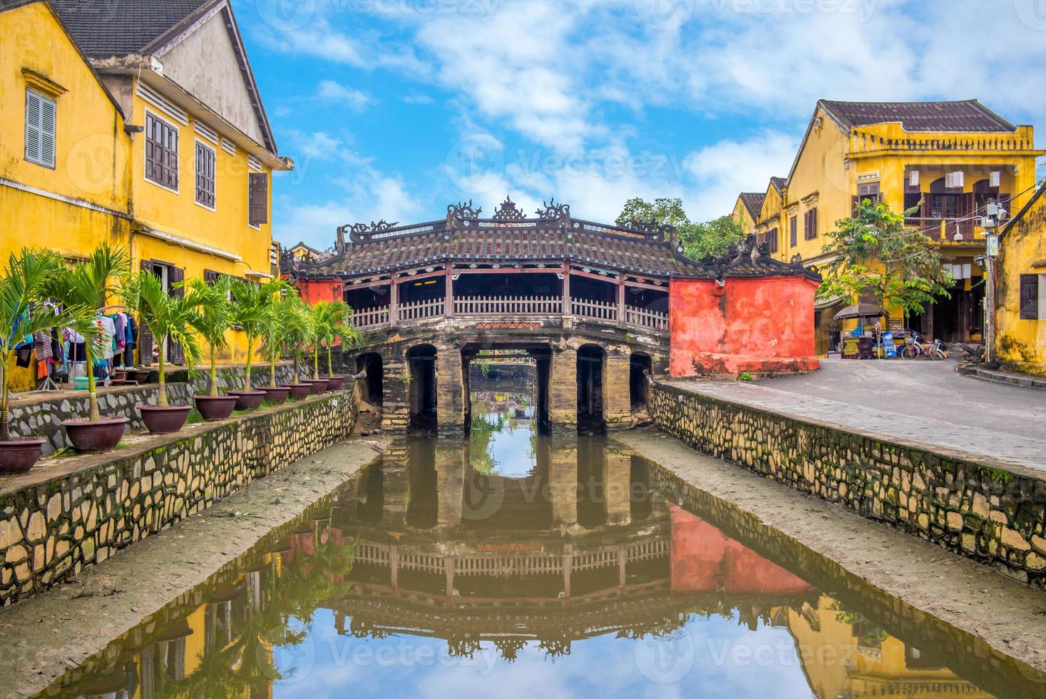 ponte coberta japonesa também conhecida como lai vien kieu em hoi an, vietnã foto