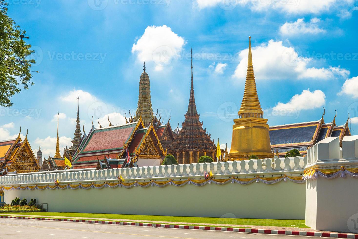 grande palácio e wat phra kaeo em bangkok, tailândia foto