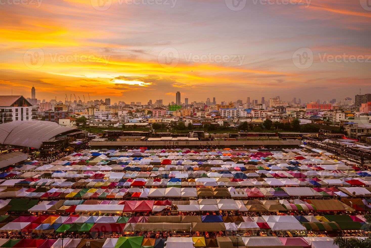 trem mercado noturno ratchada em bangkok, tailândia foto