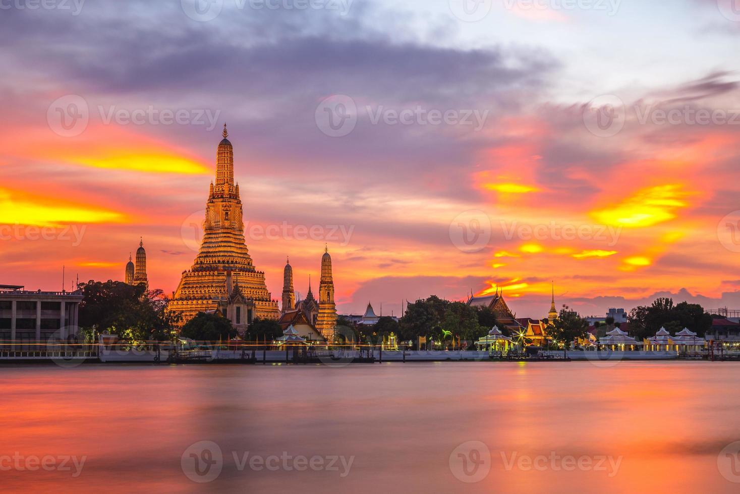 wat arun pelo rio chao phraya em bangkok, tailândia foto