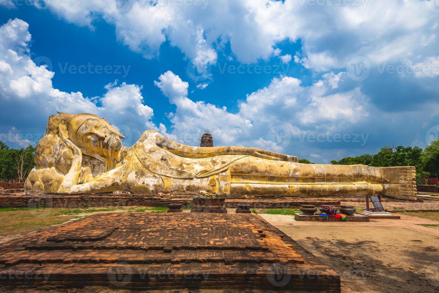 phra meio-dia buda reclinado em Wat Lokayasutharam em Ayutthaya, Tailândia foto