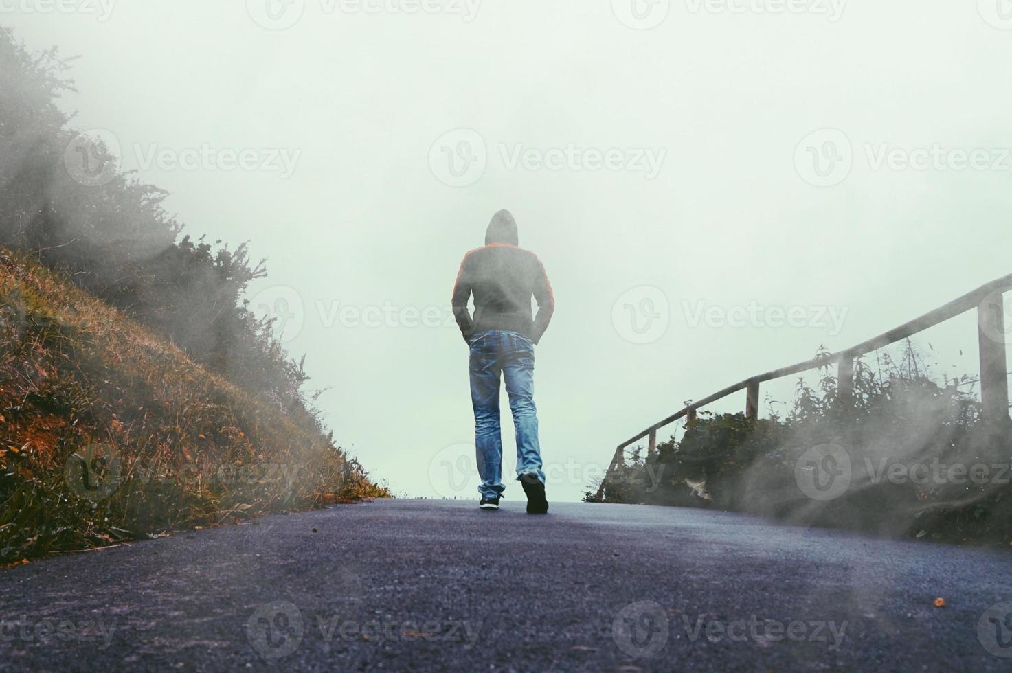 homem caminhando na montanha na temporada de inverno foto