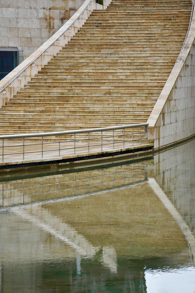 arquitetura de escadas na cidade foto