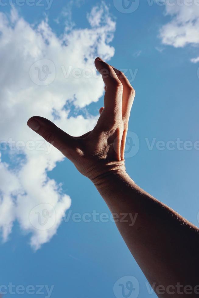 mão gesticulando para o céu foto