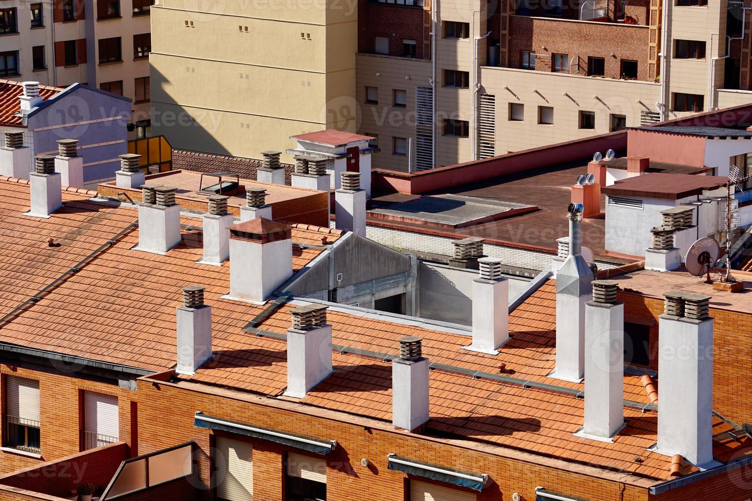 chaminé no telhado da casa foto