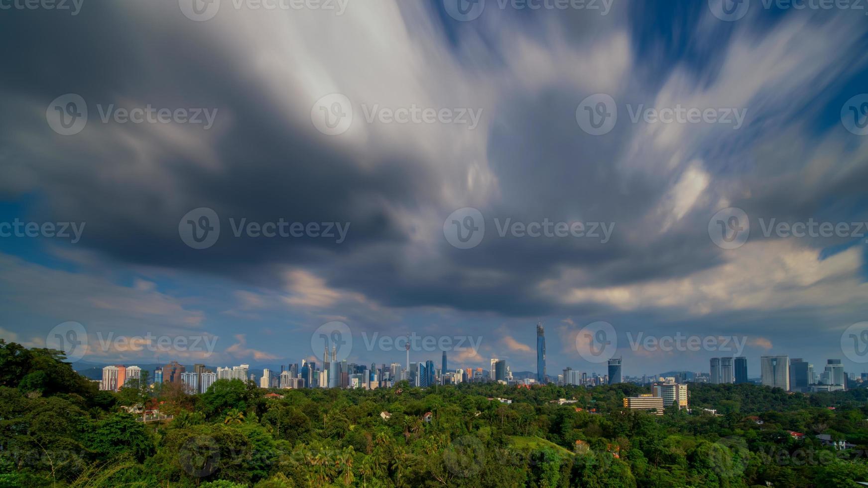 vista da cidade de Kuala Lumpur durante dia nublado foto