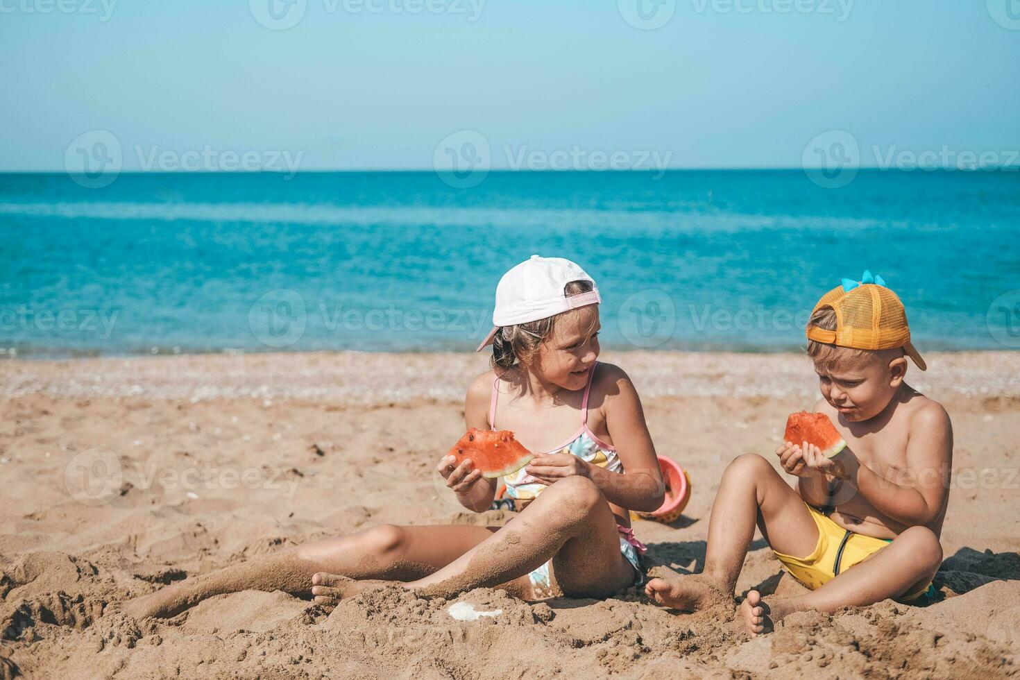 retrato do crianças do irmã e irmão em a de praia com Melancia. menina e pequeno Garoto estão comendo em a de praia. a crianças teve uma piquenique de a mar. cópia de espaço. foto