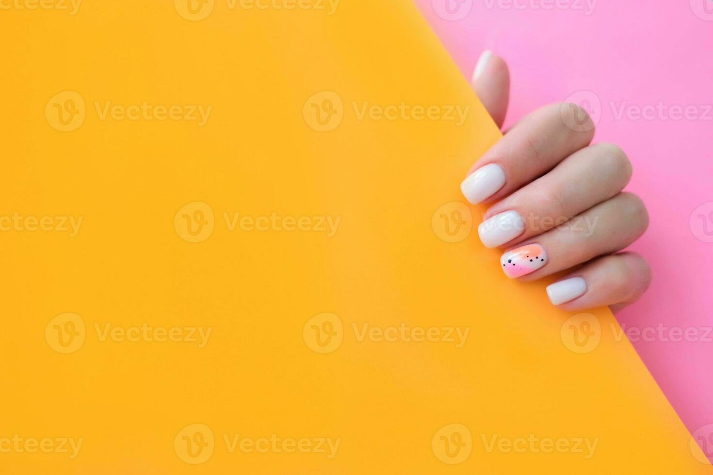 lindo fêmea mãos com uma manicure em uma Rosa e laranja fundo. sombreado unha Projeto. verão manicure. cópia de espaço. foto