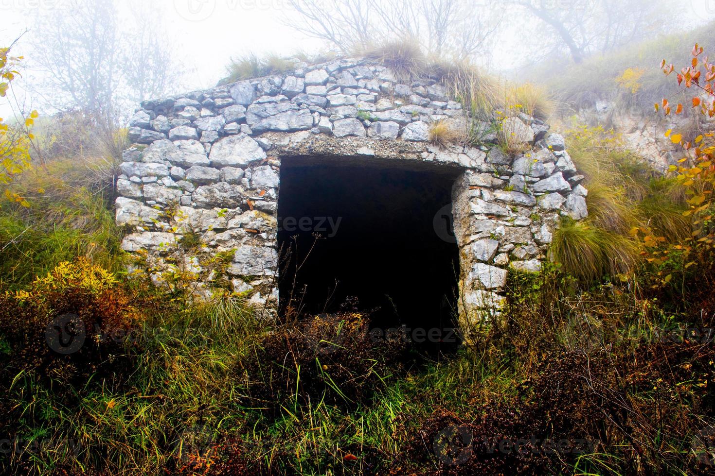 casa de fazenda abandonada e nevoeiro foto