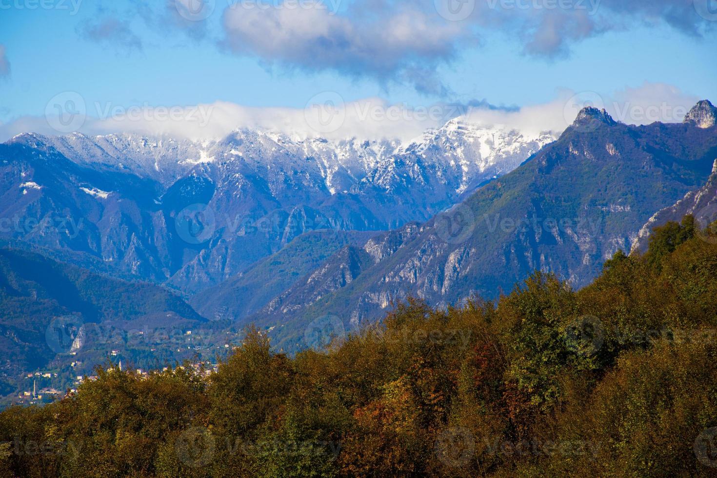 Alpes cobertos de neve na itália foto