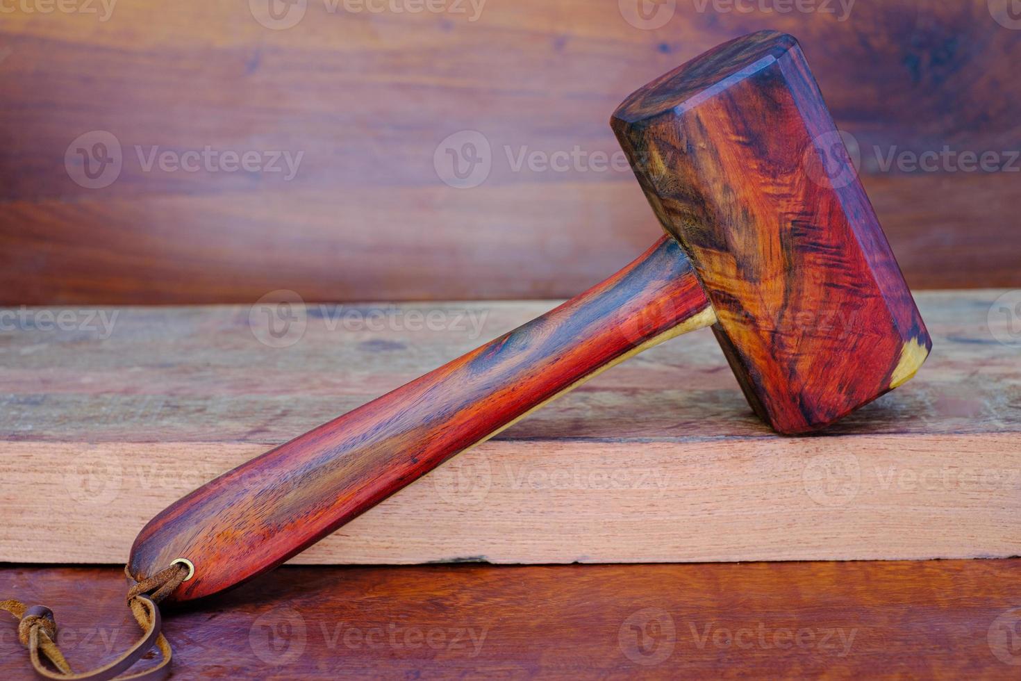 Martelo de madeira feito de jacarandá e uma ferramenta feita à mão da Tailândia para ser usada por um carpinteiro na oficina na antiga bancada de trabalho foto