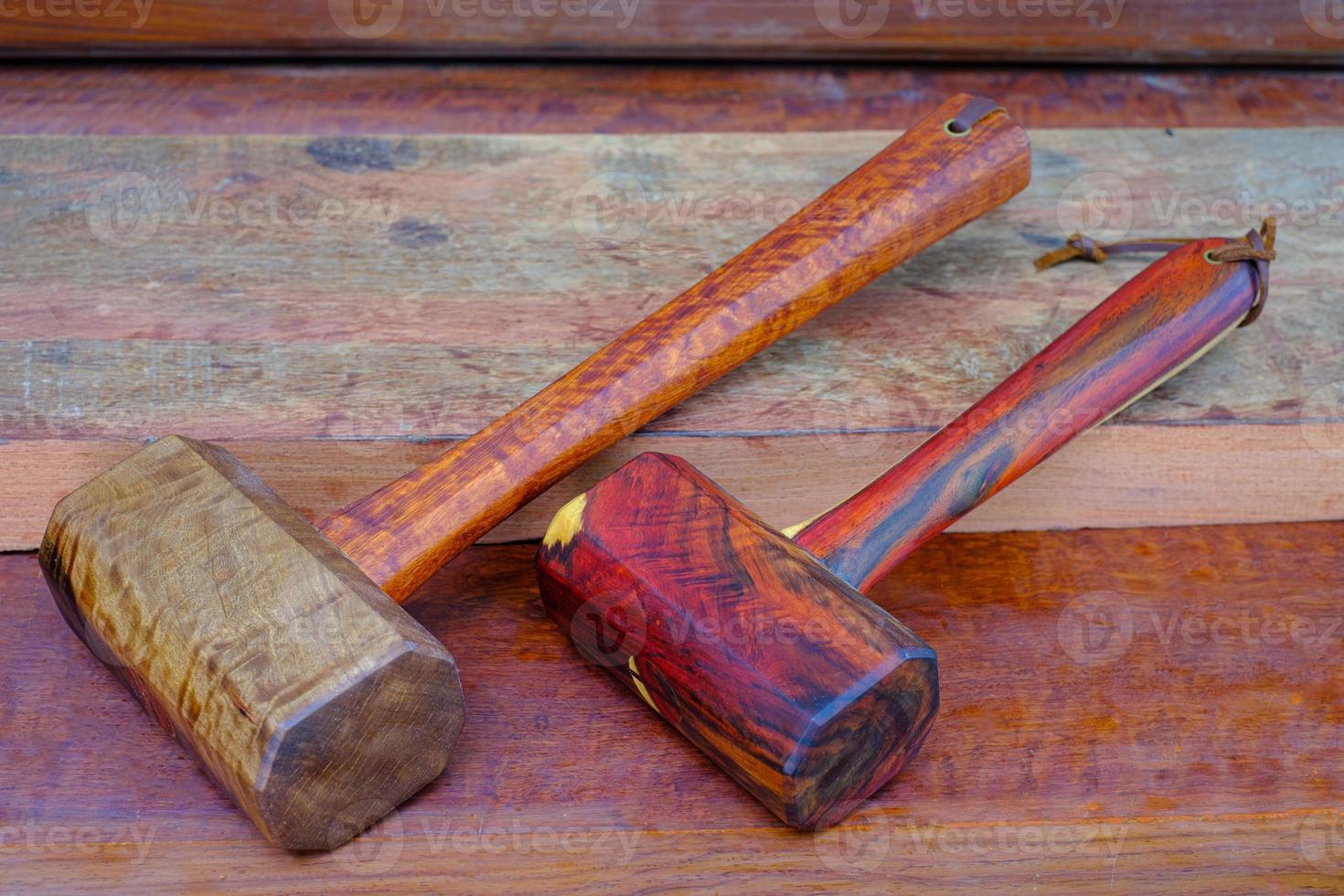 conjunto de martelo feito de pau-rosa e ferramenta de madeira padauk feito à mão da Tailândia para ser usado por um carpinteiro na oficina na velha bancada de trabalho foto