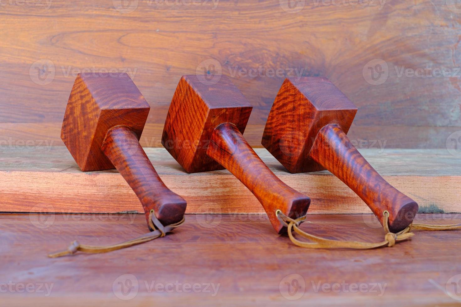 conjunto de martelo de madeira feito de madeira padauk e ferramenta artesanal da Tailândia para uso por um carpinteiro na oficina na antiga bancada de trabalho foto