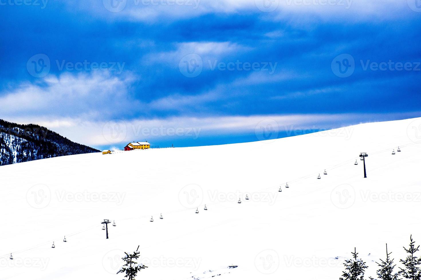 céu azul e neve foto