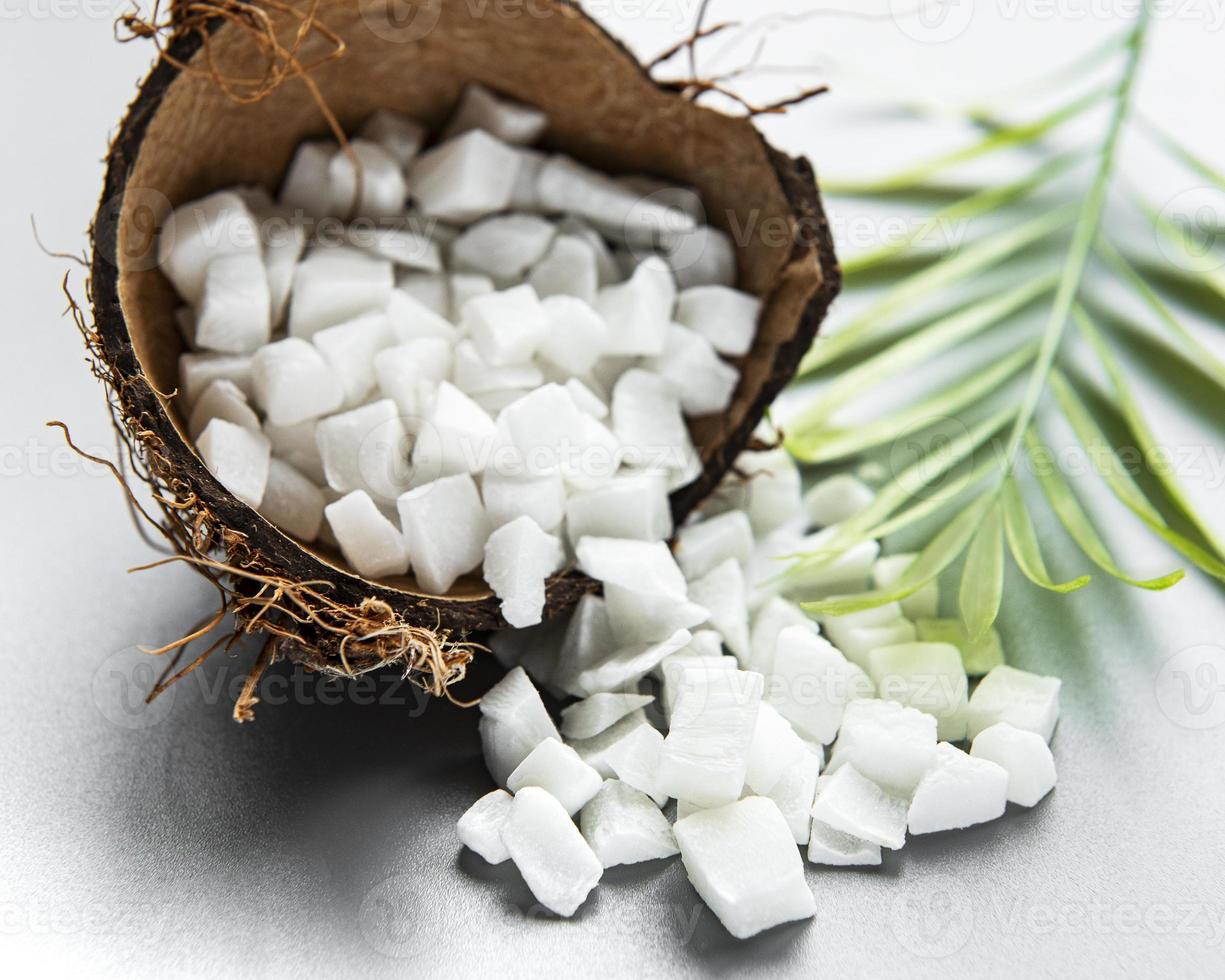 cubos de coco doce secos em uma tigela foto