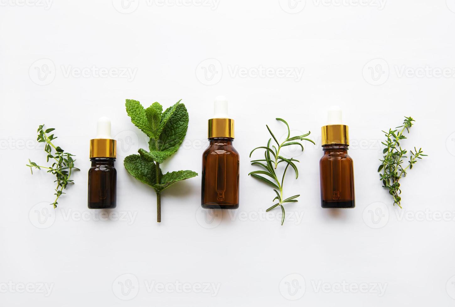 óleo de aroma com ervas foto
