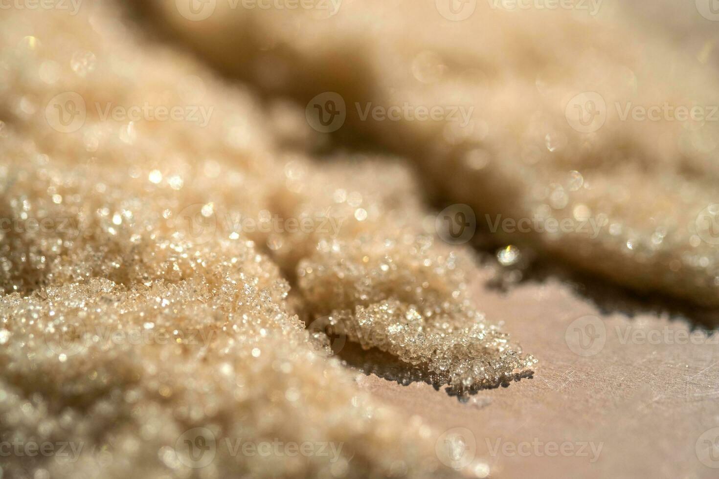 a textura do uma amarelo brilhando esfregar em uma bege fundo. foto