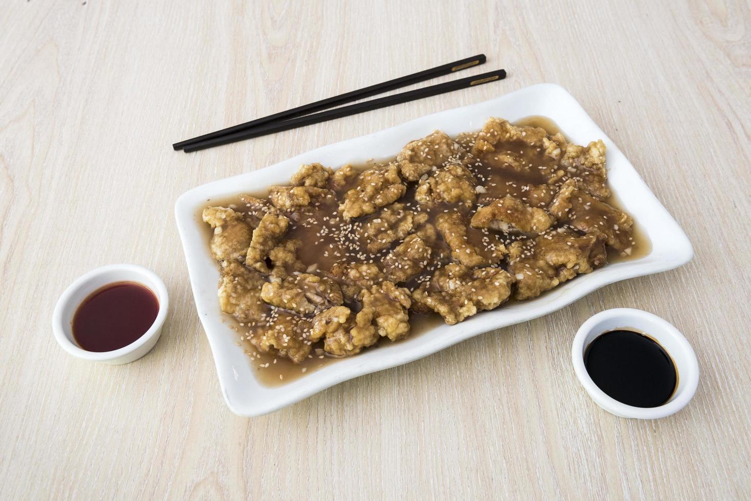 culinária peruana chifa chijaukay frango com arroz frito chamado chaufa foto