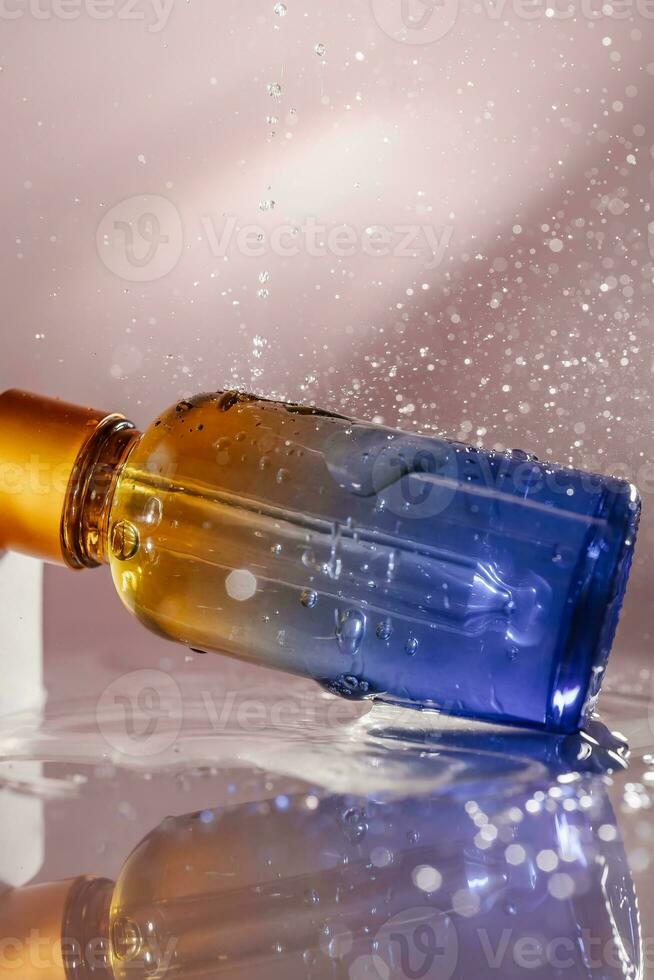 Cosmético garrafas com água salpicos em uma Rosa fundo. foto