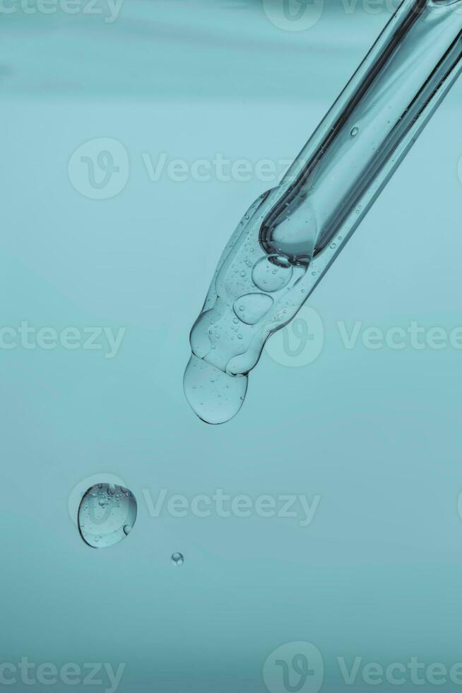 pipeta com Cosmético produtos dentro água com bolhas. foto
