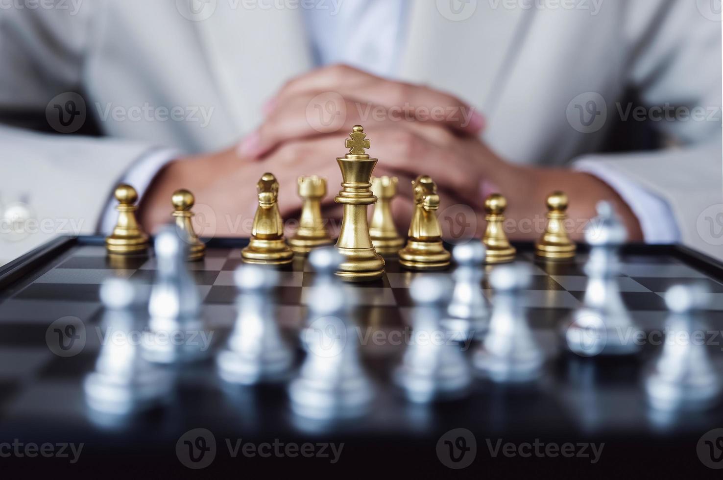 jogo de xadrez que representa a competição para lutar no mundo dos negócios foto