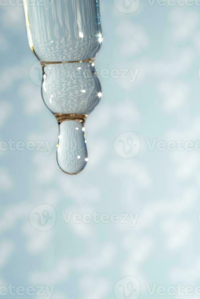 uma gotejamento pipeta com uma solta do cosméticos gel. foto