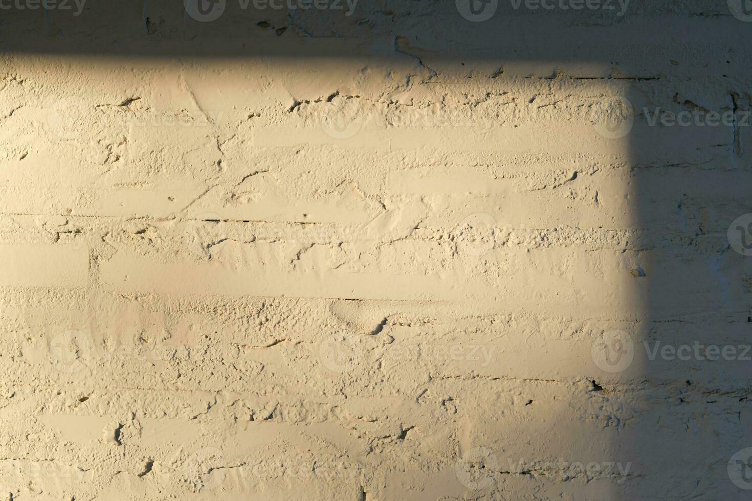 textura do branco pintado tijolo parede fechar-se com Sol. foto