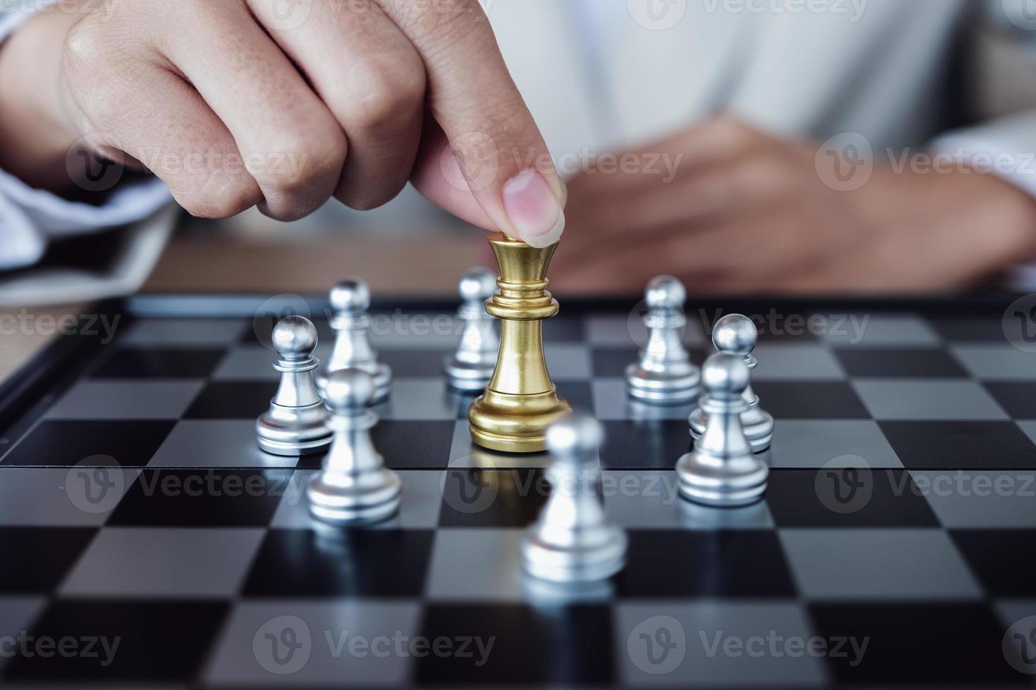 conceito de competição de negócios com jogo de xadrez de mesa foto