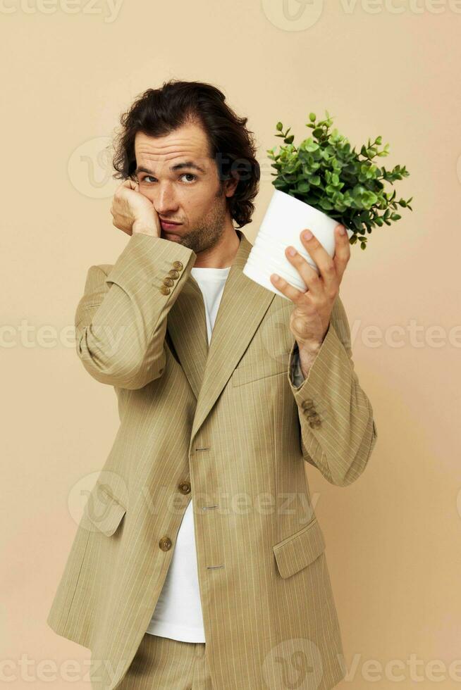 bonito homem com uma flor Panela dentro dele mãos clássico estilo isolado fundo foto