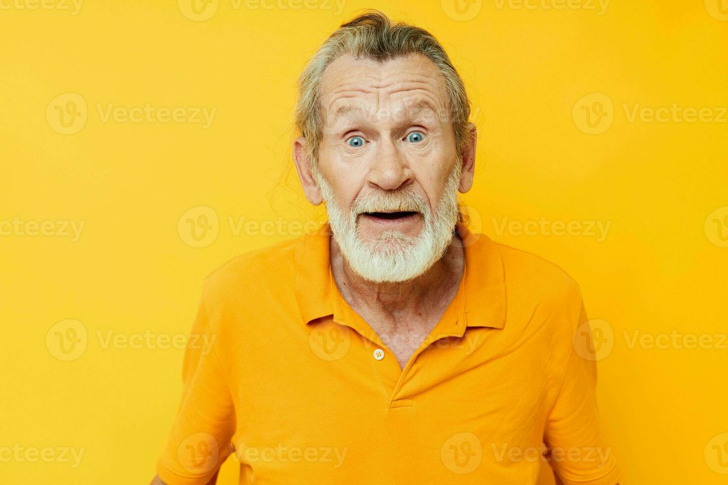 retrato idosos homem com uma cinzento barba emoção gestos mãos cortada Visão foto