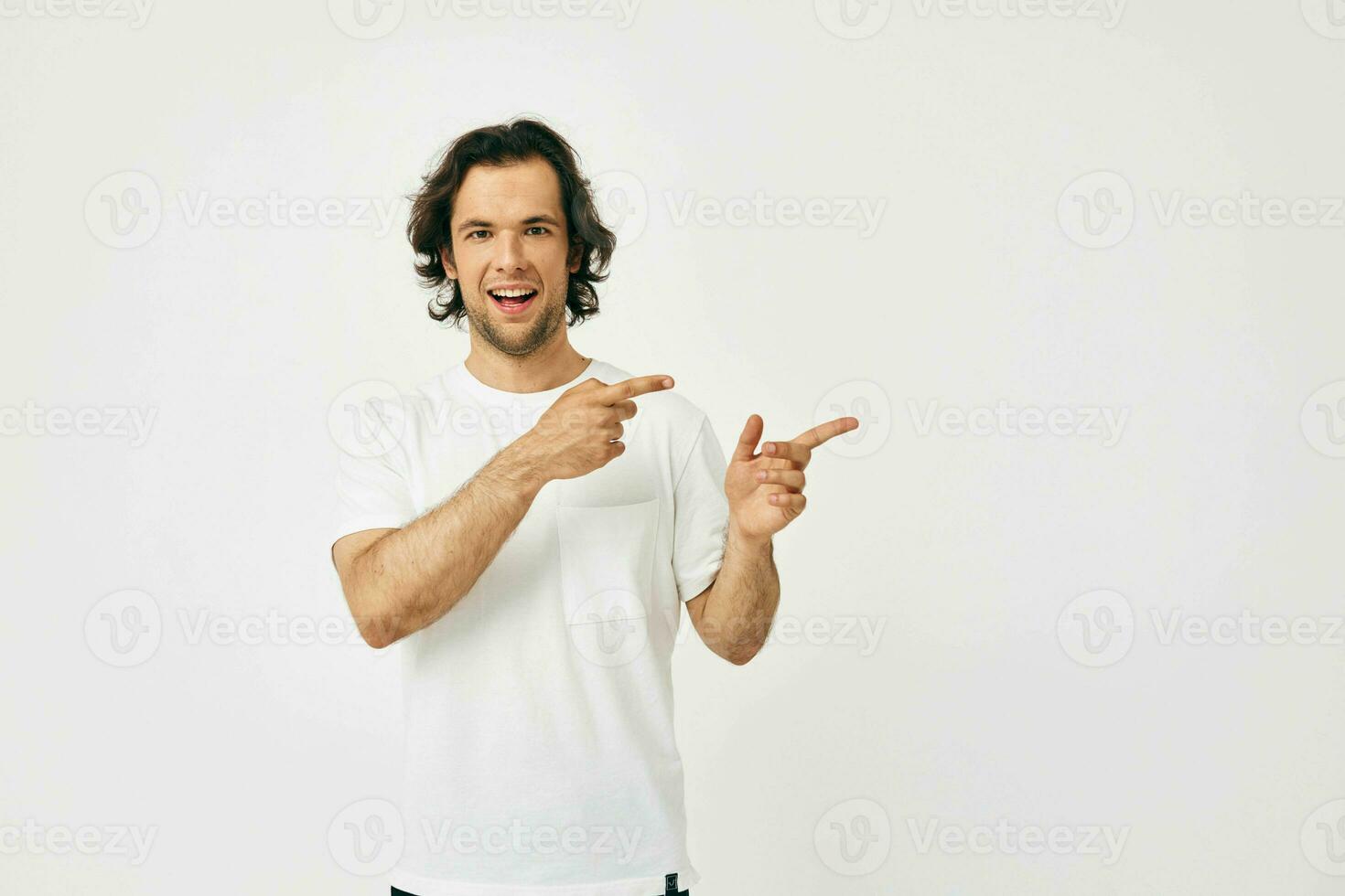 homem dentro branco camiseta moda cortada Visão isolado fundo foto