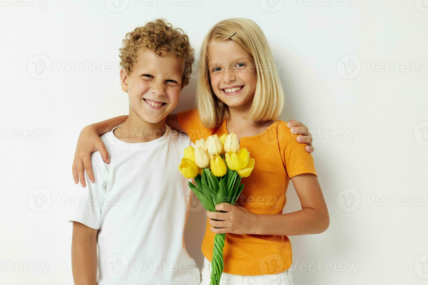 fofa pré escola crianças com uma ramalhete do flores presente aniversário feriado infância luz fundo foto