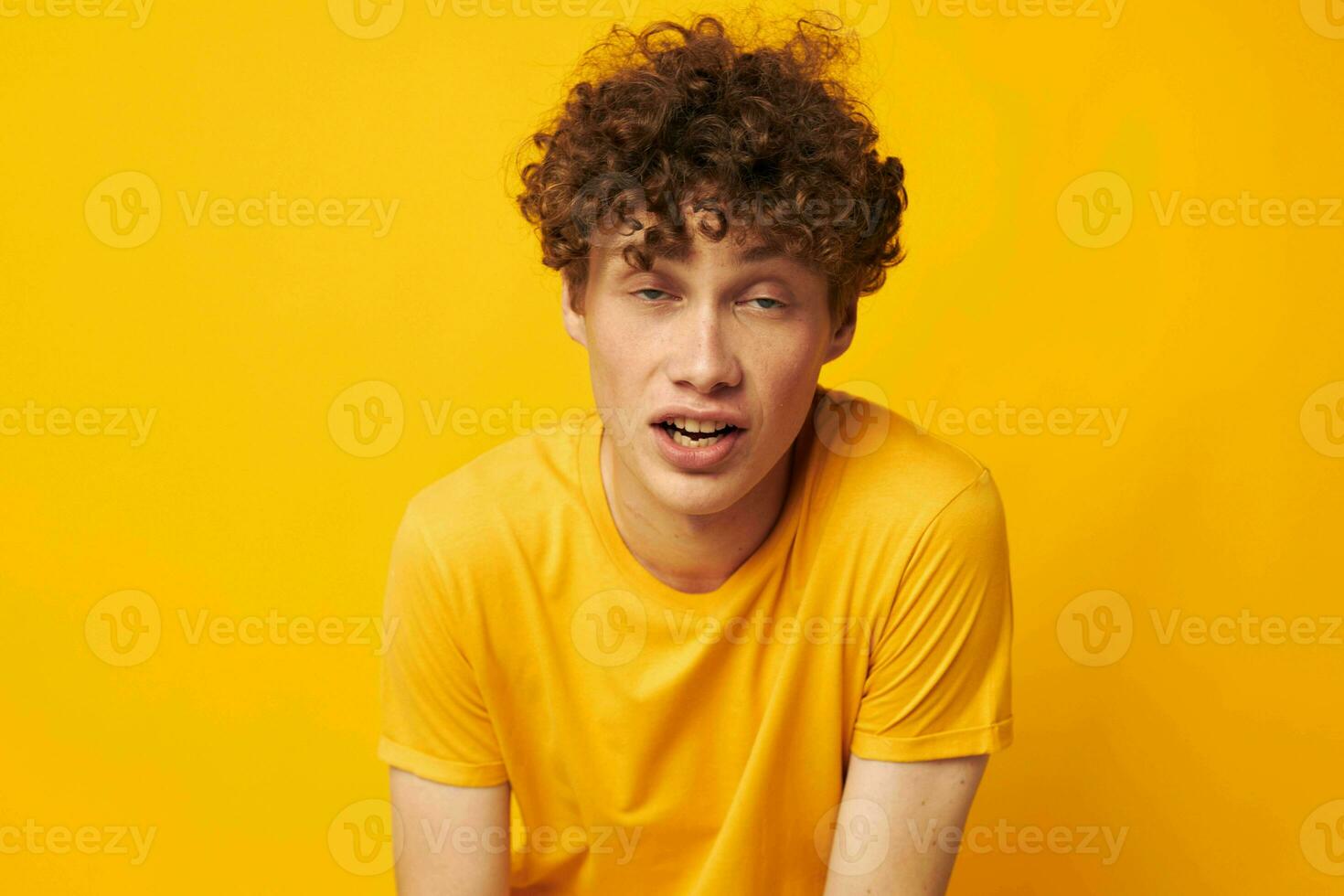 cara com vermelho encaracolado cabelo amarelo camiseta moda mão gestos isolado fundo inalterado foto