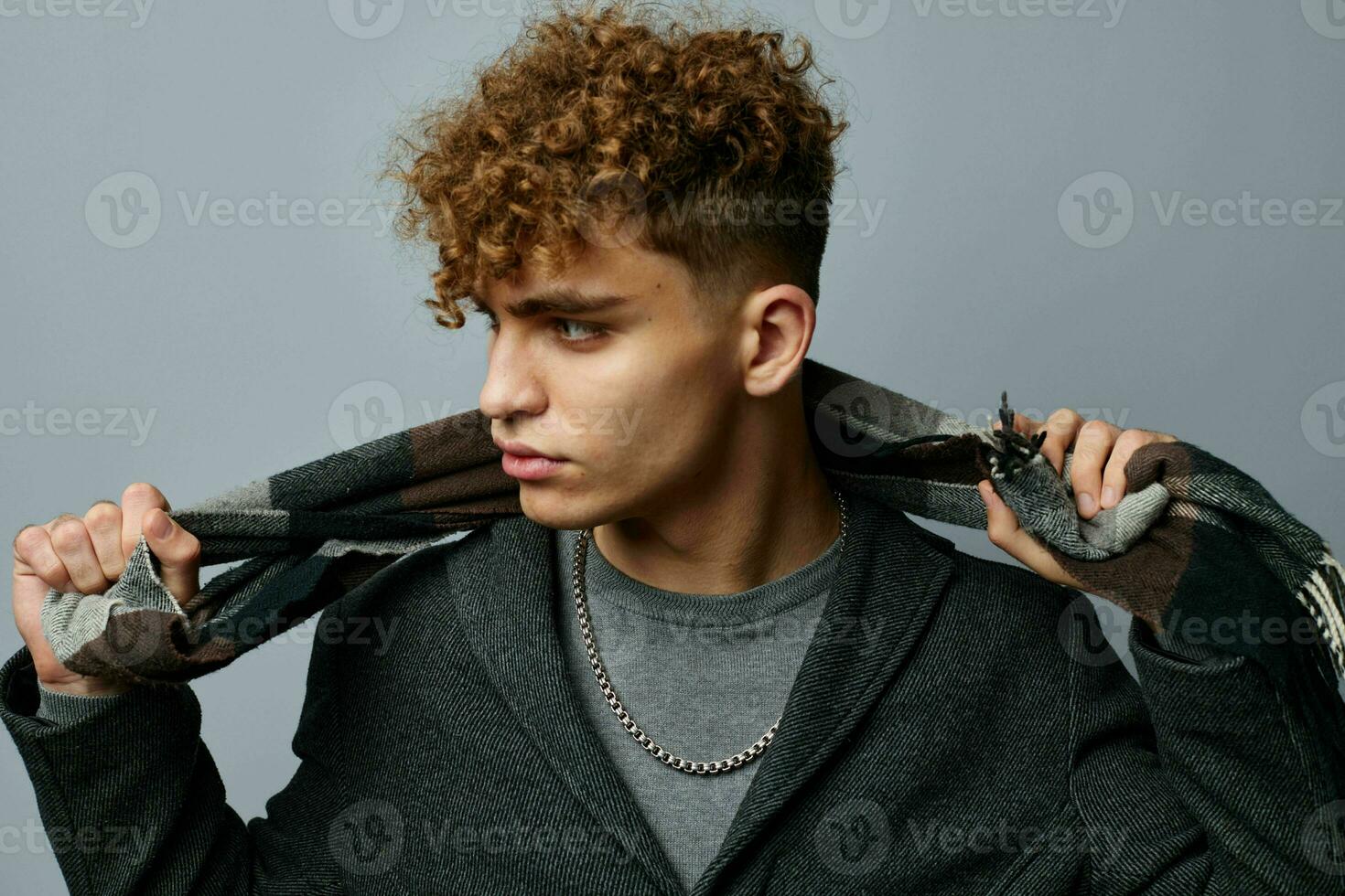 bonito jovem homem elegante estilo auto confiança moda estilo de vida inalterado foto