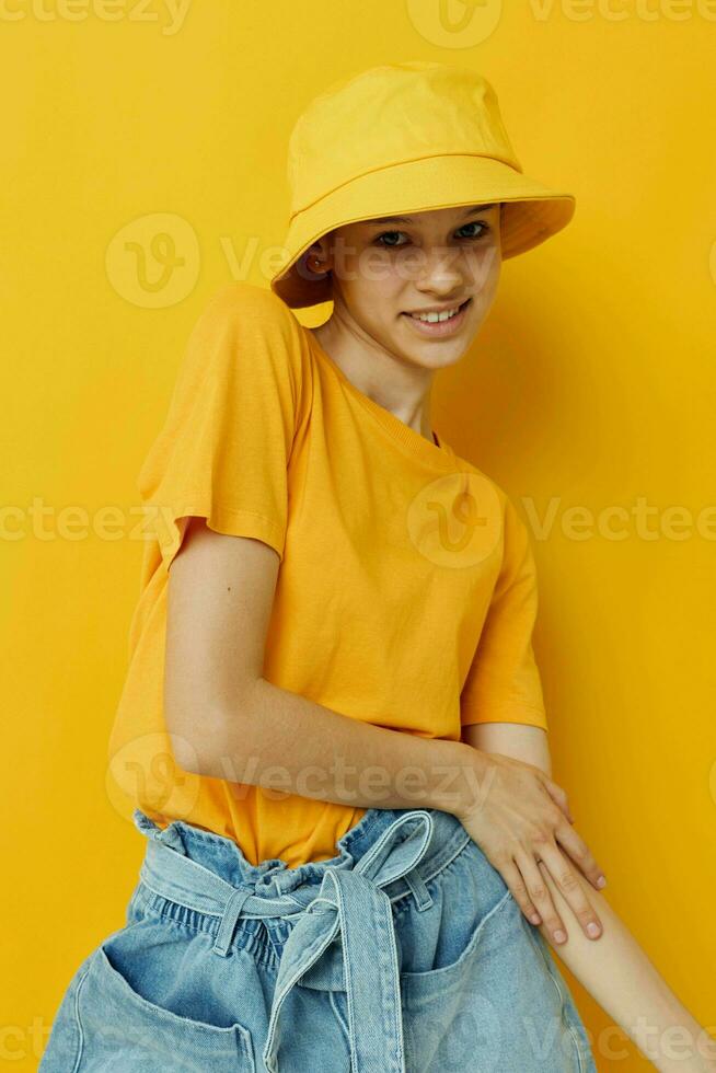 otimista jovem mulher moda dentro amarelo camiseta posando moda dentro Panamá estilo de vida inalterado foto