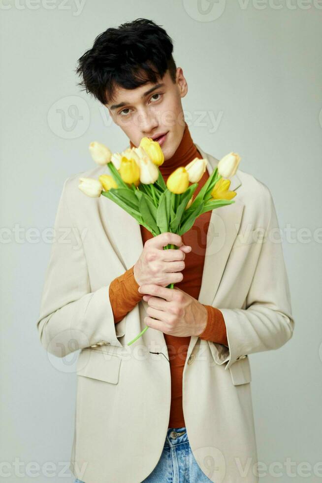 uma jovem homem auto confiança ramalhete do flores feriado fundo inalterado foto