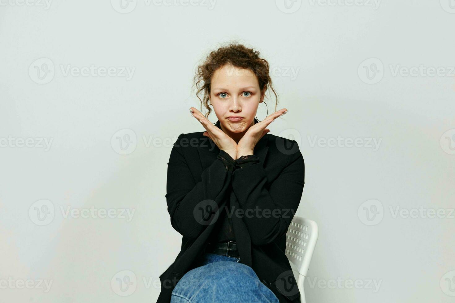 retrato do uma jovem mulher Preto Jaqueta jeans posando isolado fundos inalterado foto