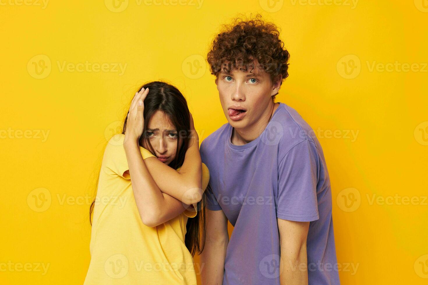 adolescentes casual roupas posando emoções palhaçadas isolado fundo inalterado foto