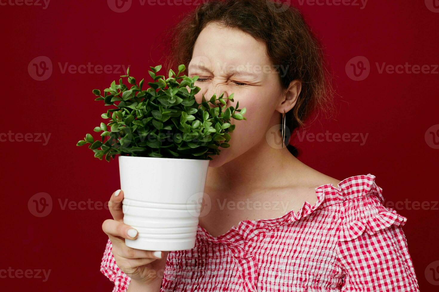 atraente jovem mulher substituir e segurando flor dentro Panela isolado fundo foto